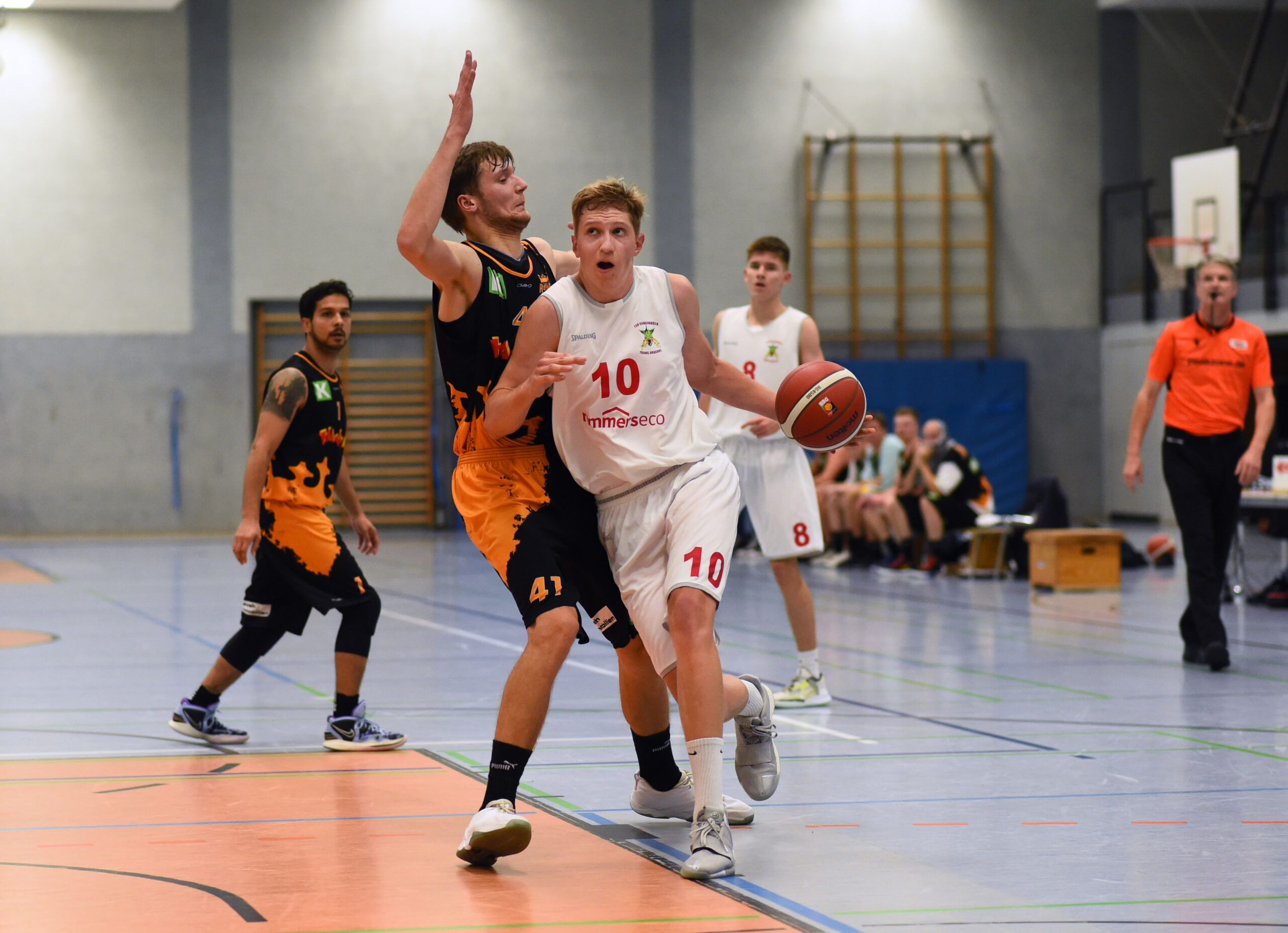 Rolf Kamper Foto, rechts Mats Woltmann, TSV Quakenbrück - BTB Royals Oldenburg, QTSV in Weiß, Punktspiel, Basketball, 2. Regionalliga West 22.10.2022, Quakenbrück, Saison 2022/2023